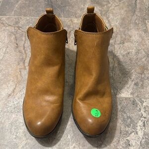 Dunes Women’s light brown leather ankle boots
Size 8.5